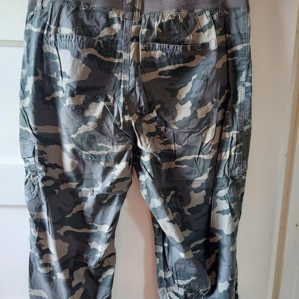 DASH Camouflage Cargo Capris - Picture 8 of 8